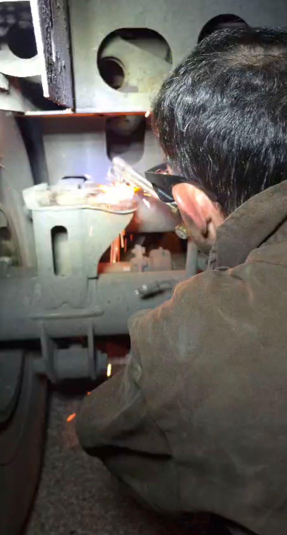 Truck mechanic inspecting commercial vehicle Austin TX